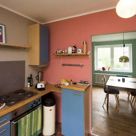 Schoenes-ferienhaus-mit-garten-mid-century-moebeln-in-strand-naehe-avendorf