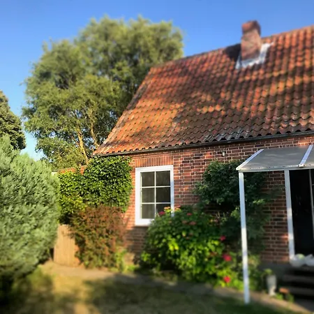 Schoenes-ferienhaus-mit-garten-mid-century-moebeln-in-strand-naehe-avendorf