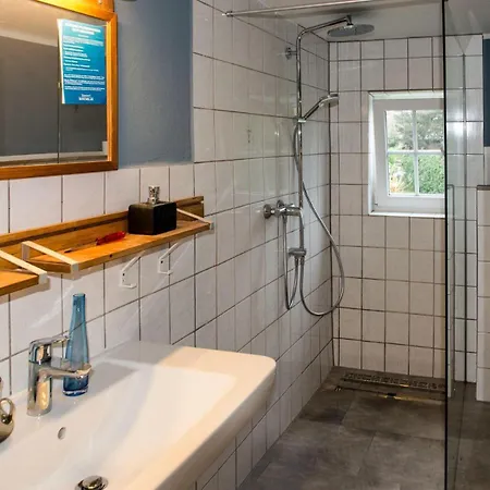Schoenes-ferienhaus-mit-garten-mid-century-moebeln-in-strand-naehe-avendorf *