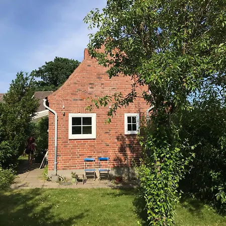 Schoenes-ferienhaus-mit-garten-mid-century-moebeln-in-strand-naehe-avendorf Holiday home Avendorf auf Fehmarn